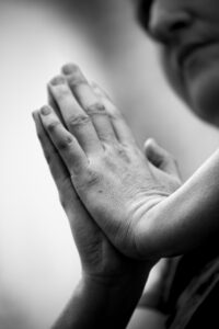 女性の尿もれと姿勢の関係はどのように影響するのか？