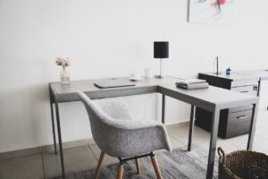 尿もれが女性の40代在宅勤務で悪化する原因と対策は？